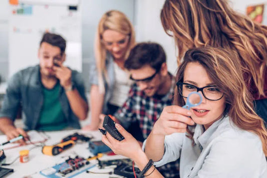 Un equipo de alumnos conociendo las piezas de un celular