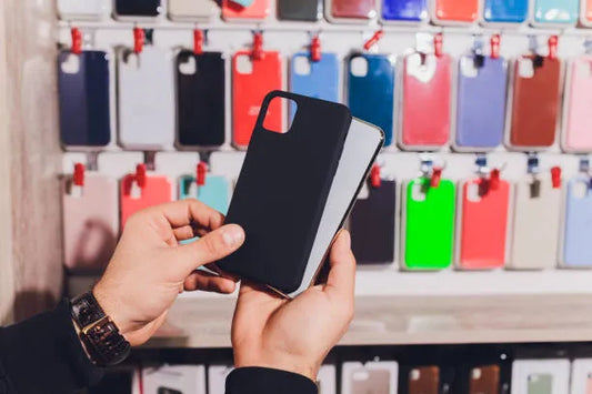 Una persona probando varias carcasas para su celular
