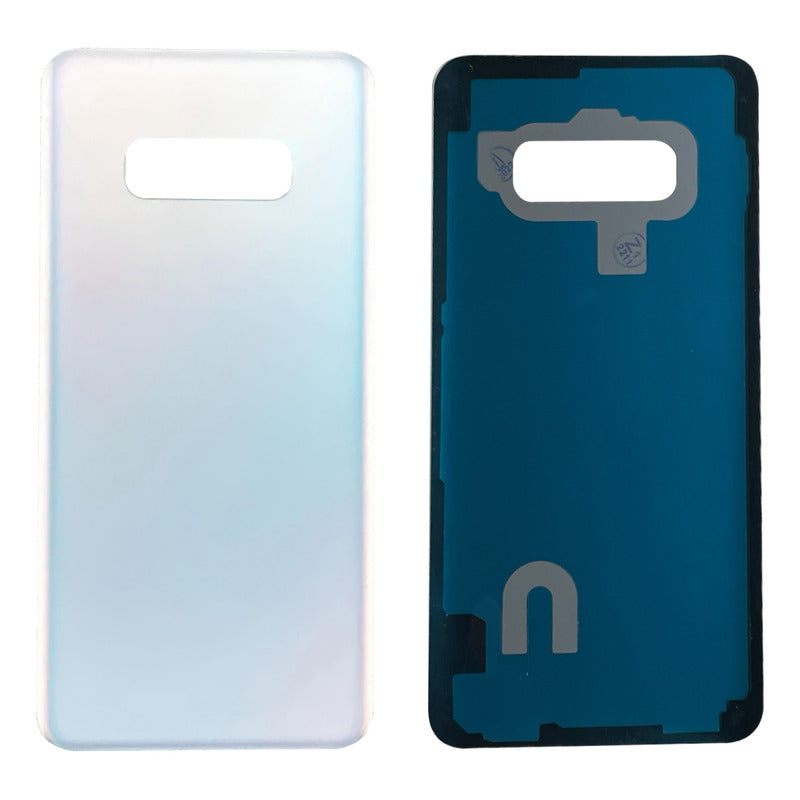 Una tapa trasera compatible con Samsung S10 Plus SM-G975F, vista exterior con degradados claros y orificio superior para modulo de cámaras.