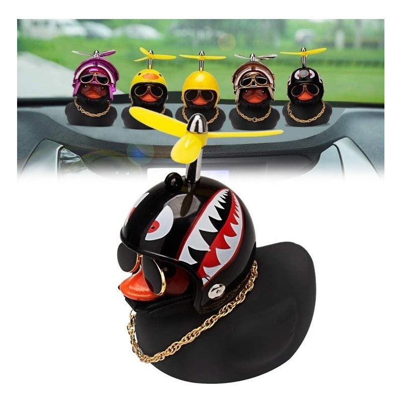 Imagen que muestra los diferentos modelos del Patito Negro Con Casco Para Decoración Coche Bici Moto con diferentes colores en cascos.
