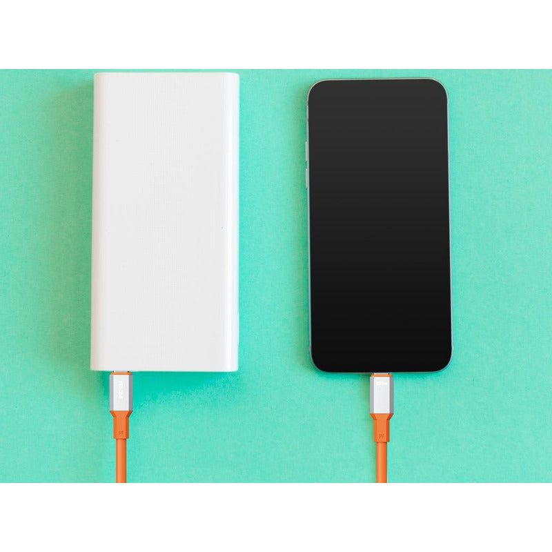 El Cable de Datos PD20W de Silicona Serie Tint II WDC-17PD color naranja en uso, transfiriendo información entre un smartphone y otro dispositivo.