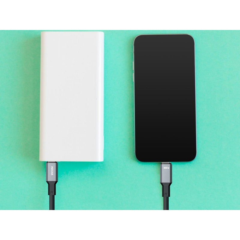 El Cable de Datos Pd20w De Silicona Serie Tint II WDC-17PD Color Negro en uso, permitiendo la transferencia de archivos entre dispositivos electrónicos.