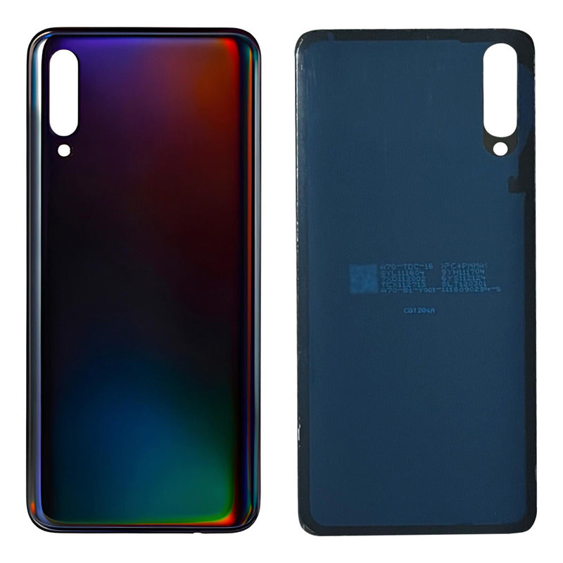 Una tapa trasera compatible con Samsung A70 SM-A705, vista exterior en color tornasol son destellos rojos y azules, con orificio para cámara y vista interior al adhesivo.