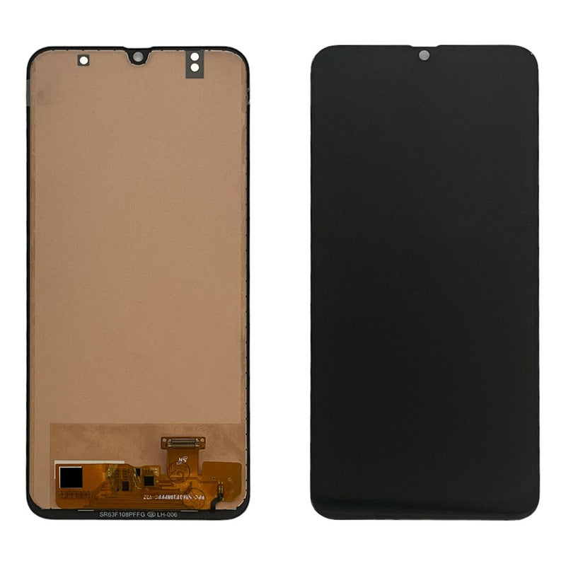 De un lado la parte posterior de la pantalla con un componente de conexión en la parte inferior y del otro el frente de la pantalla lisa