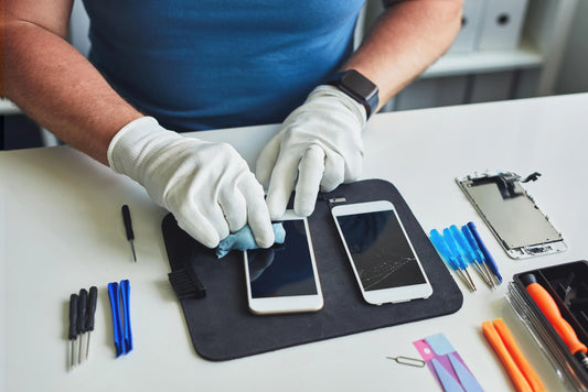 Técnico utilizando guantes y herramientas eficientes para demostrar que vale la pena arreglar el display de un celular y ahorrar significativamente en su reparación.