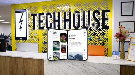 iPhone Duo abierto sobre un banco de reparación