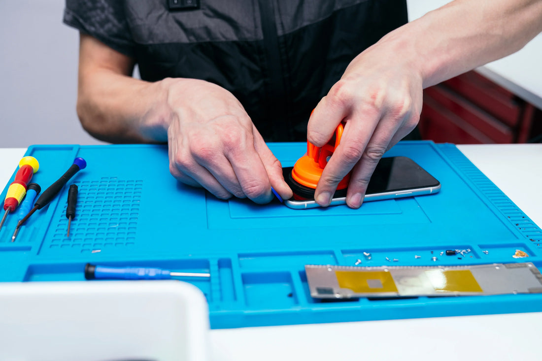 Trabajo eficaz y detallado al reemplazar el Display iPhone 11 en un entorno técnico.