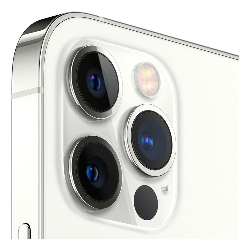 Primer plano de la triple cámara trasera del Apple iPhone 12 Pro (256 Gb) - Plata con acabados premium. 