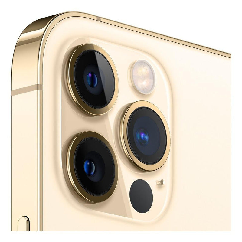 Primer plano de la triple cámara trasera del Apple iPhone 12 Pro (128 Gb) - Oro con acabados premium. 