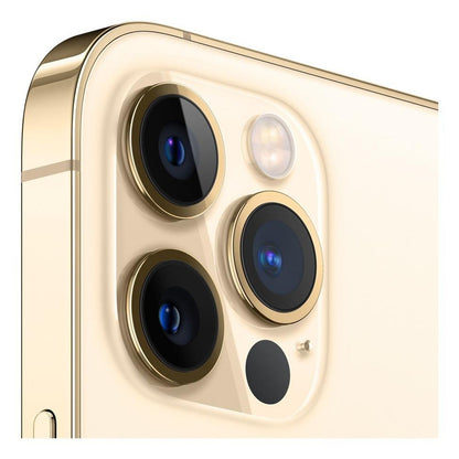 Primer plano de la triple cámara trasera del Apple iPhone 12 Pro (128 Gb) - Oro con acabados premium. 