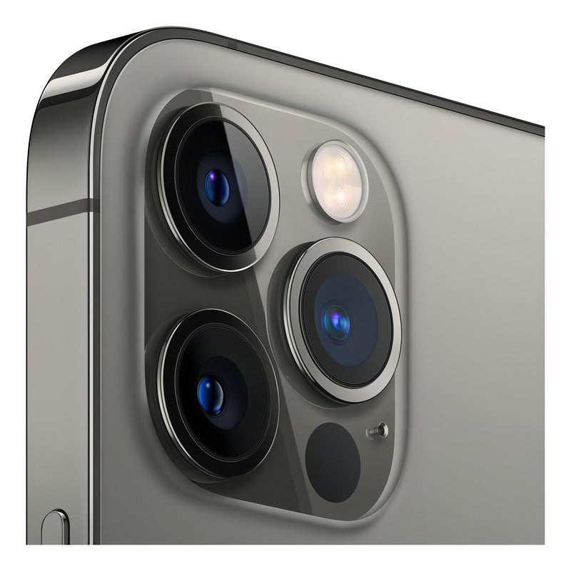 Primer plano de la triple cámara trasera del Apple iPhone 12 Pro (256 Gb) - Grafito con acabados premium. 
